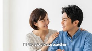 喧嘩腰ではなく、笑顔でパートナーに「プレゼントを一緒に選びに行きたい」と提案しているアジア人カップルの様子。関係を良好に保つためのアサーティブな伝え方を表現。